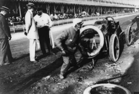 1906_French_Grand_Prix_Szisz_changing_a_wheel.jpg