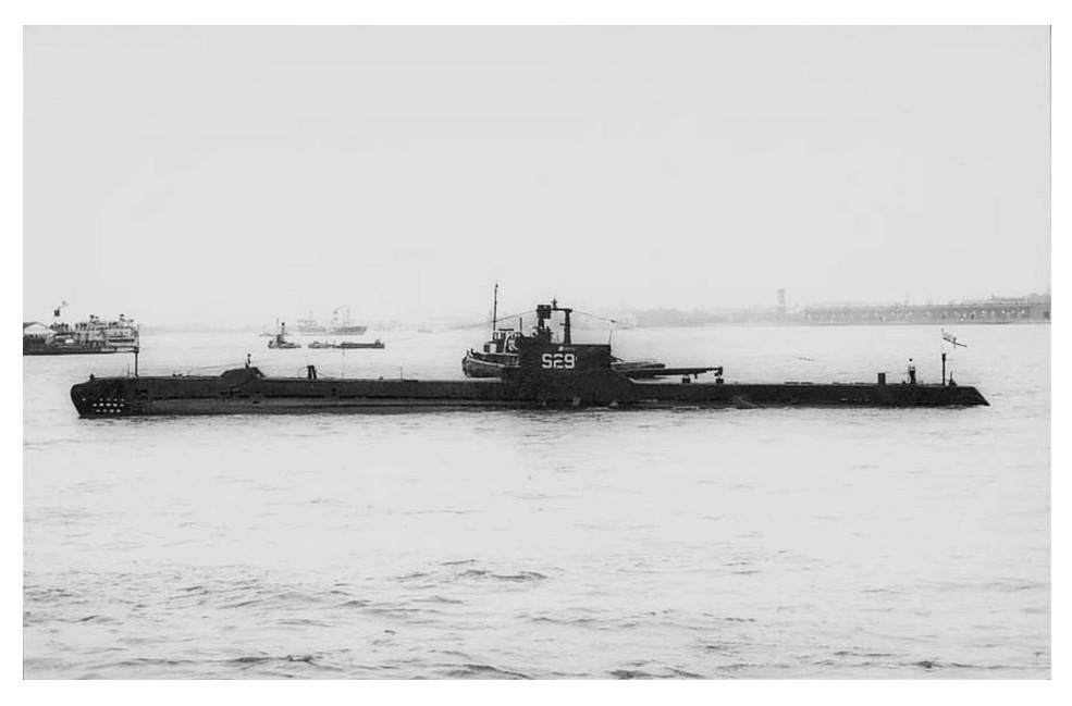 le sous-marin HMS Spiteful ex Sirène entrant dans le port de Portsmouth..jpg